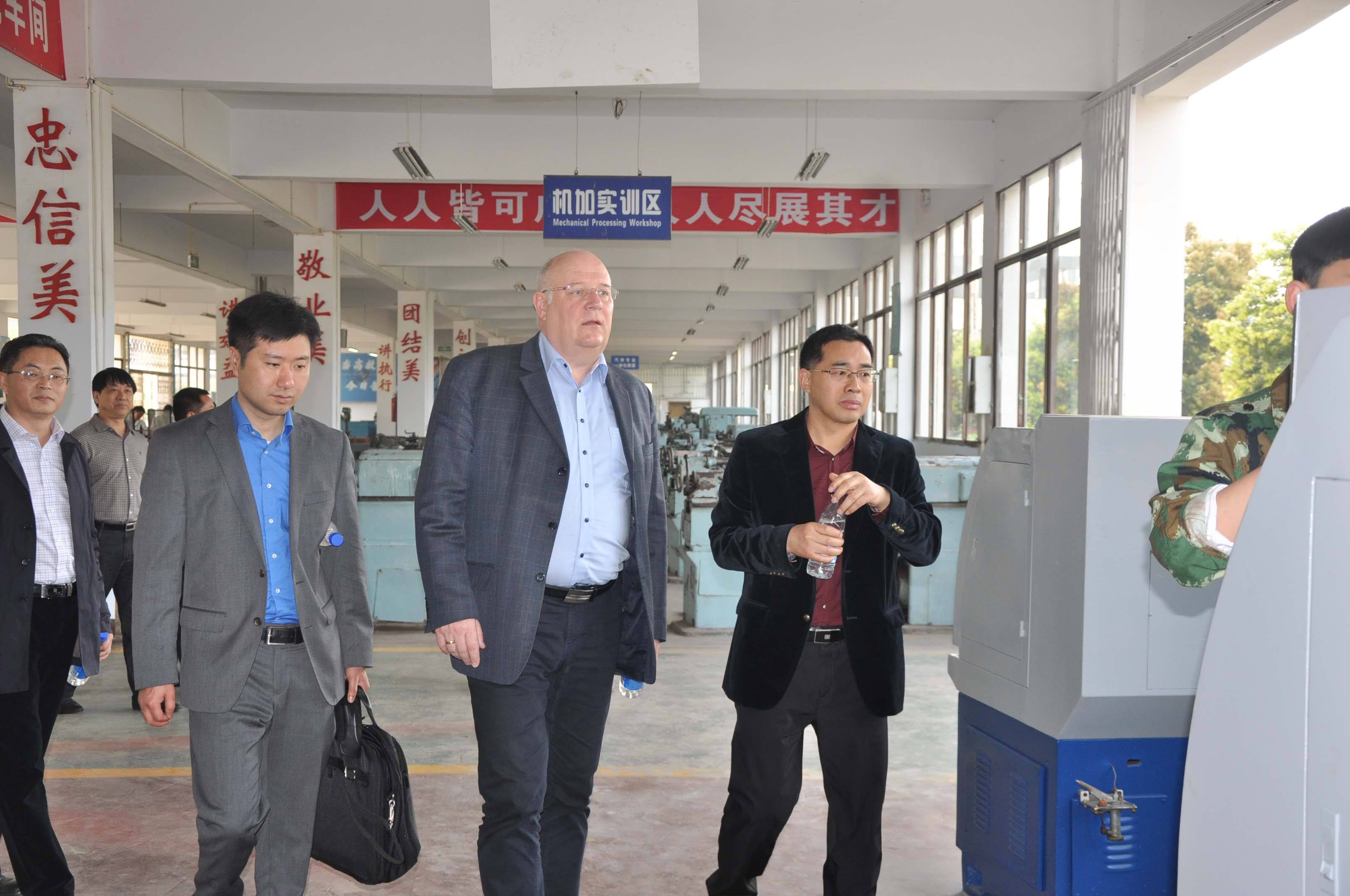 海外客户来访怀功洽谈电磁吸盘合作