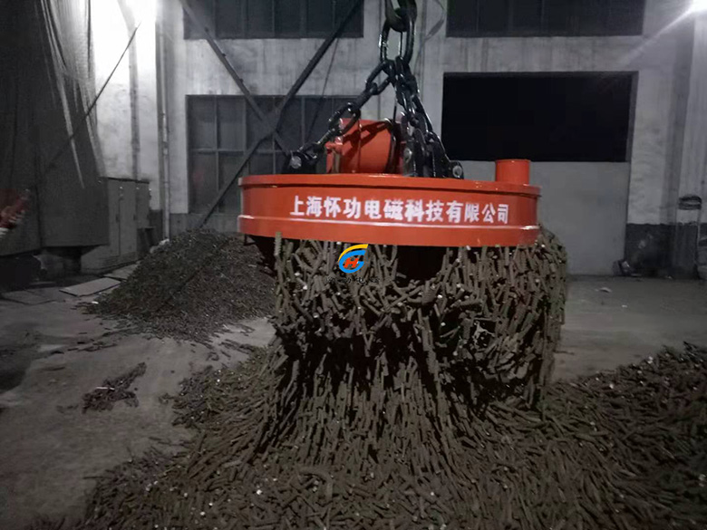 钢筋头用起重电磁铁现场操作实景