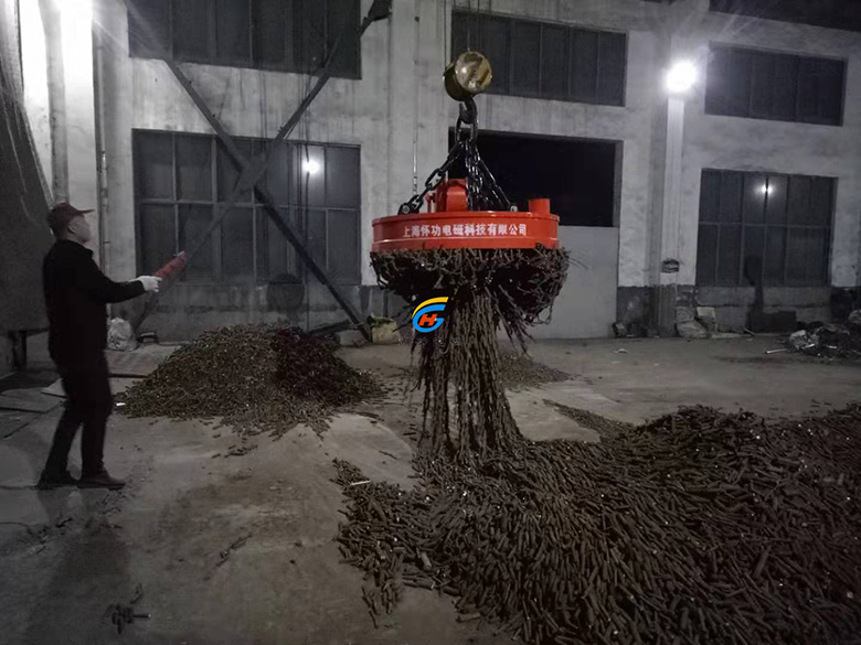 废钢起重电磁吸盘现场操作实景