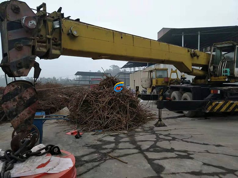 汽车吊用废钢电磁吸盘现场拍摄